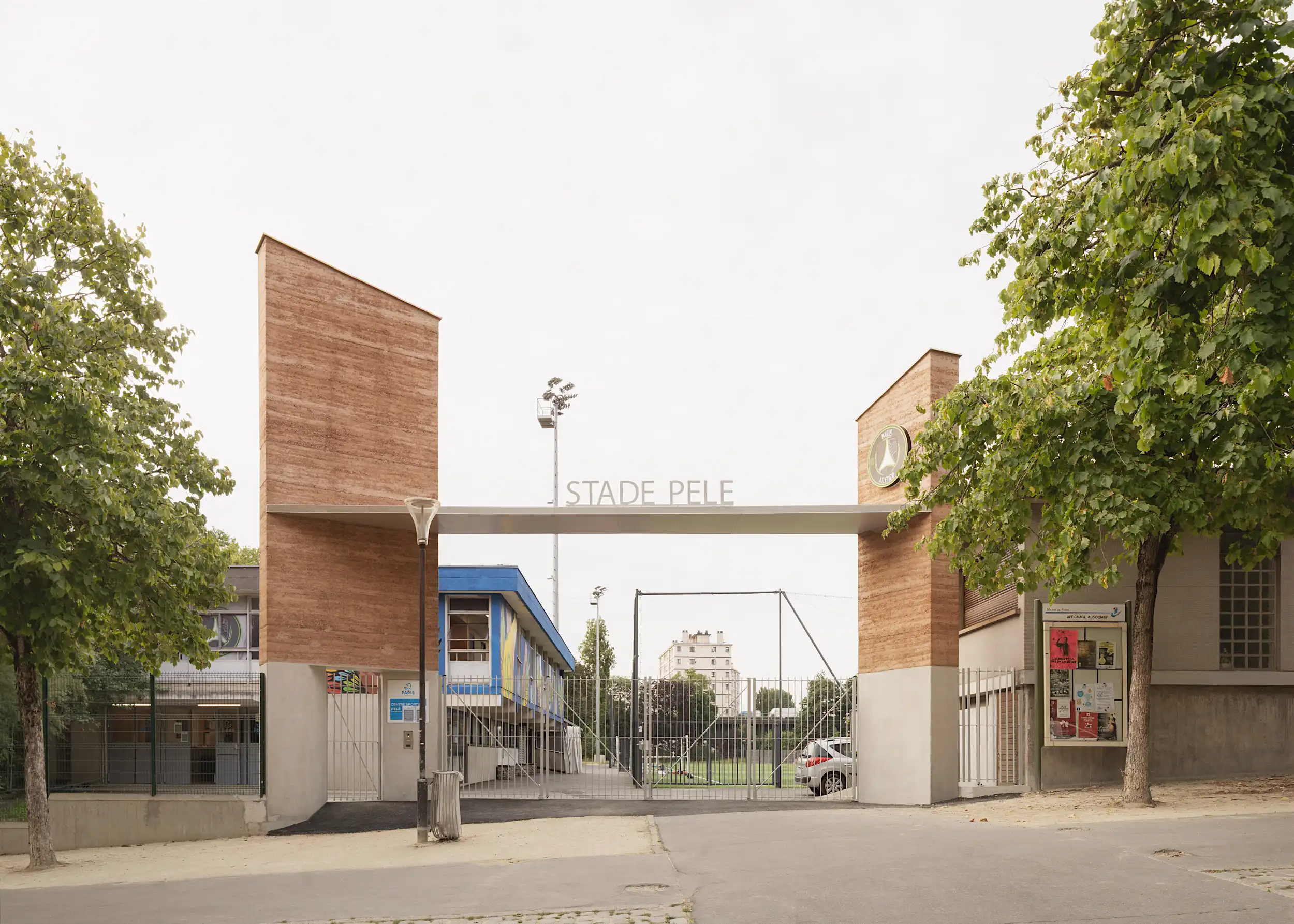 photographie de l'entrée depuis la rue